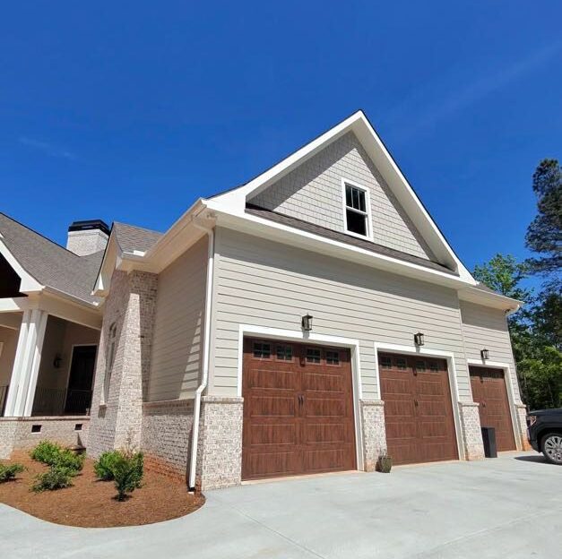 James Hardie® Cedarmill lap siding installation on custom home in Laurens SC